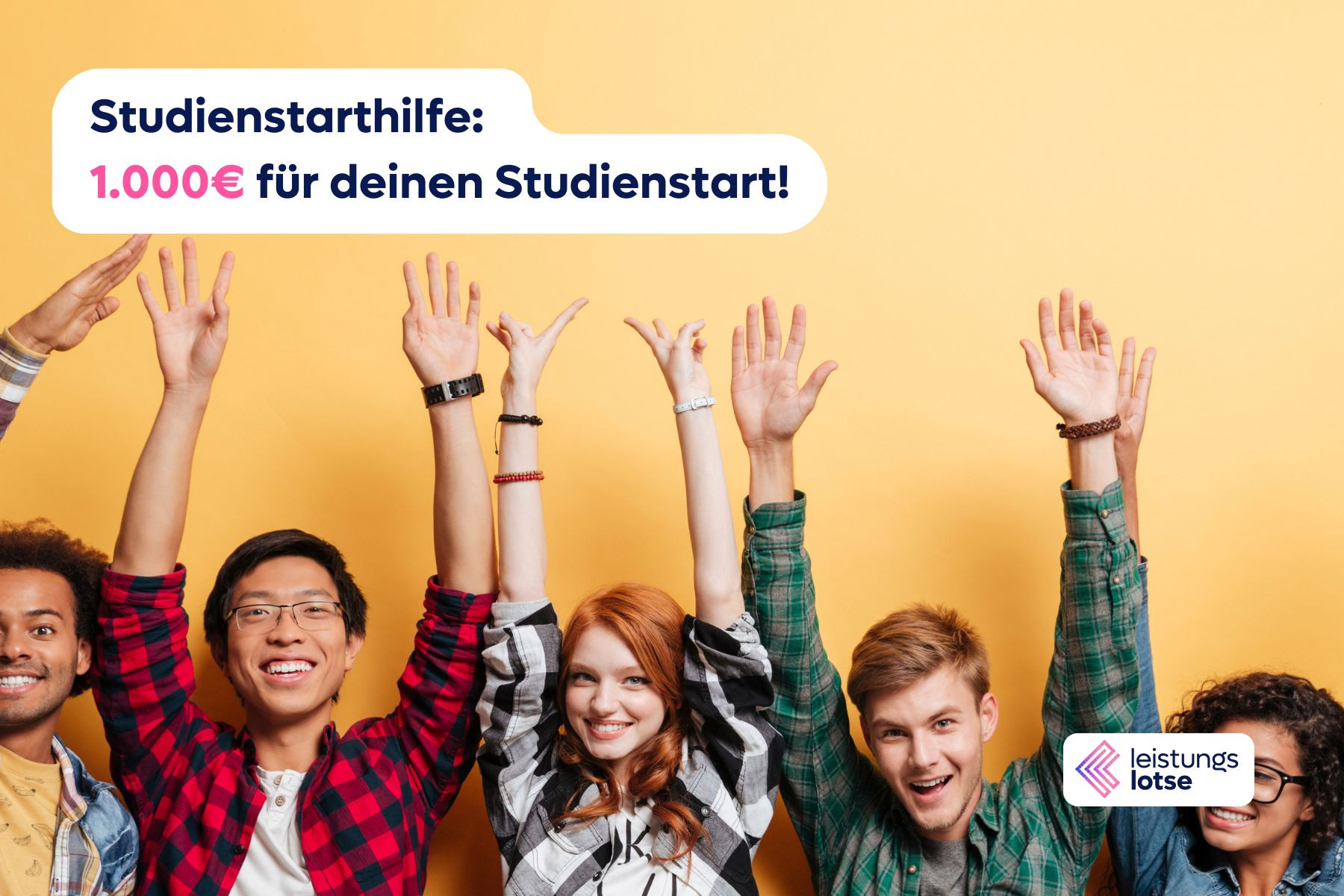 Fünf junge Studenten heben euphorisch ihre Arme und blicken freundlich in die Kamera