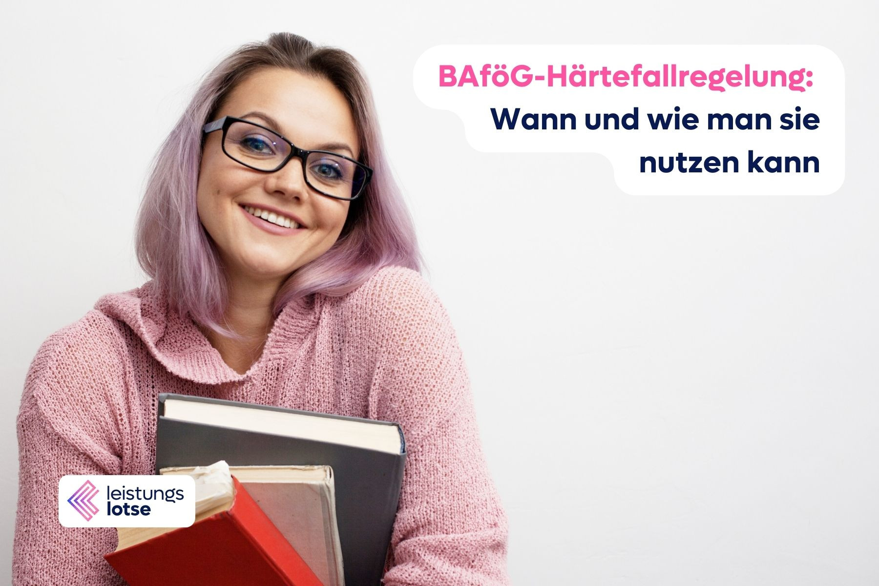 Junge Studentin mit Brille und Collegeblock in der Hand blickt freundlich in die Kamera