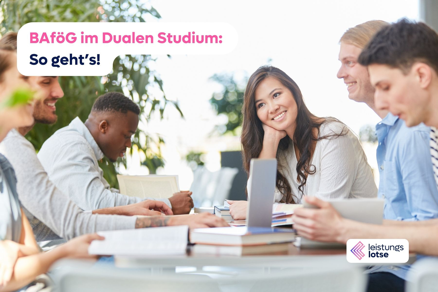 Eine Gruppe von Studenten, die an einem Tisch sitzen und gemeinsam lernen
