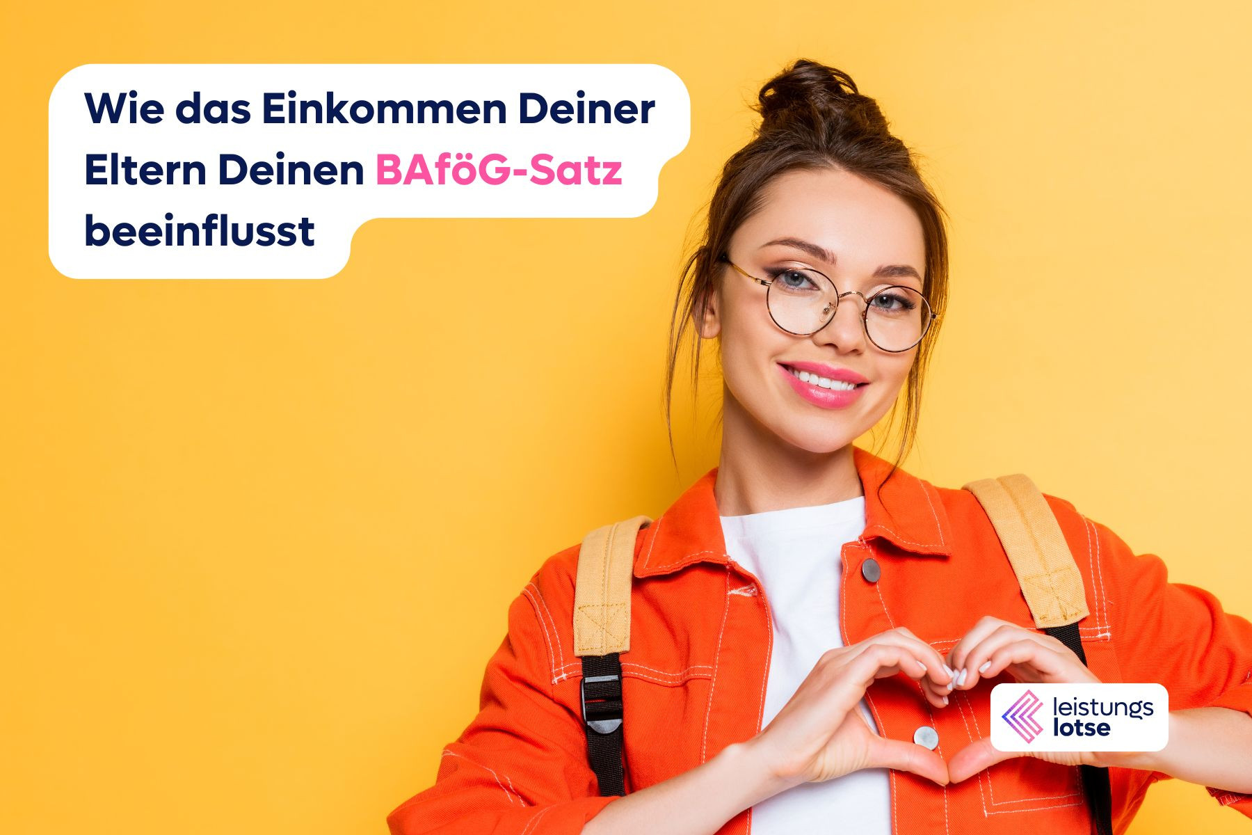 Junge Studentin mit Brille formt mit ihren Händen ein Herz und blickt freundlich in die Kamera