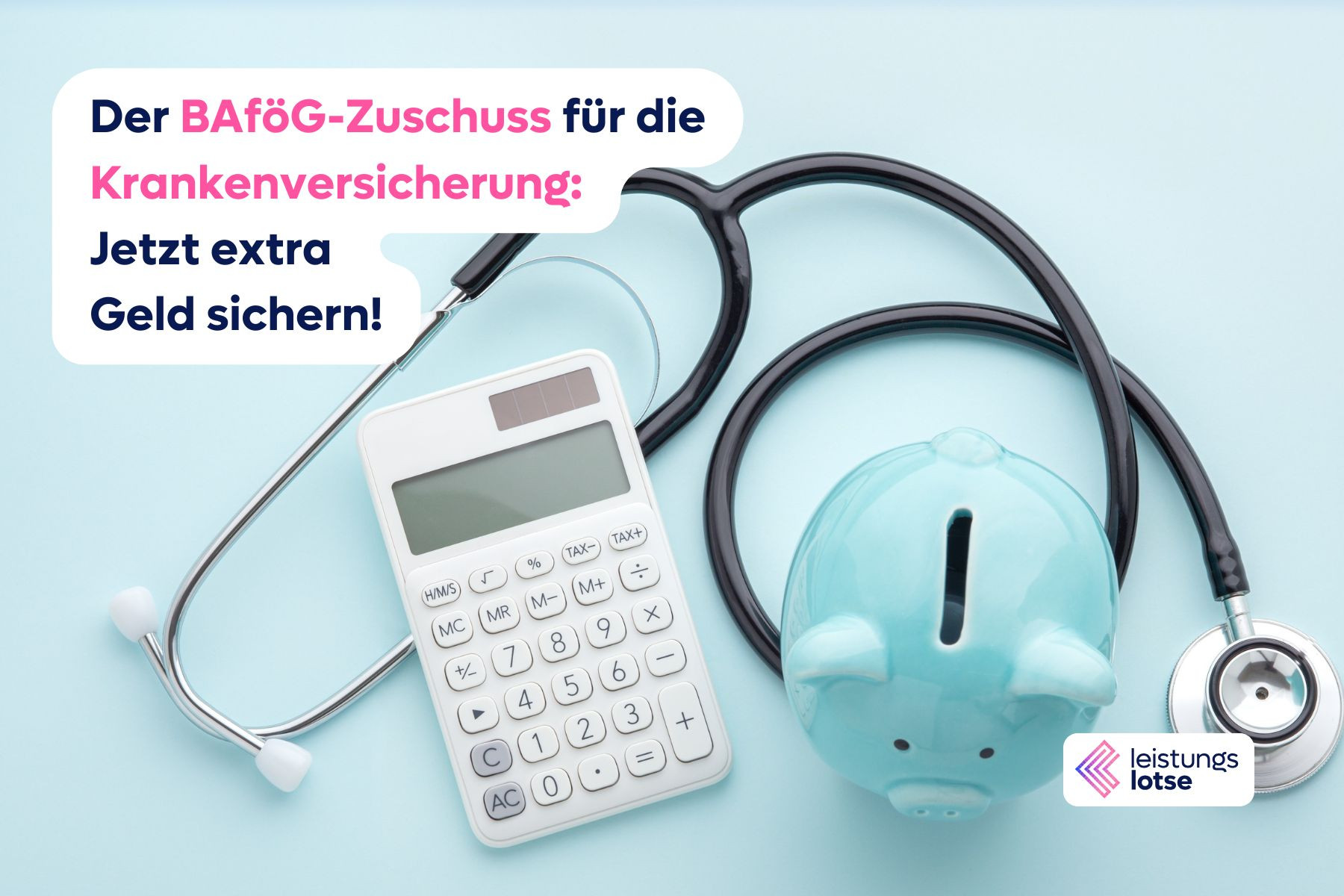 Darstellung eines blauen Sparschweins, eines weißen Taschenrechners und einem Stetoskop aus der Vogelperspektive