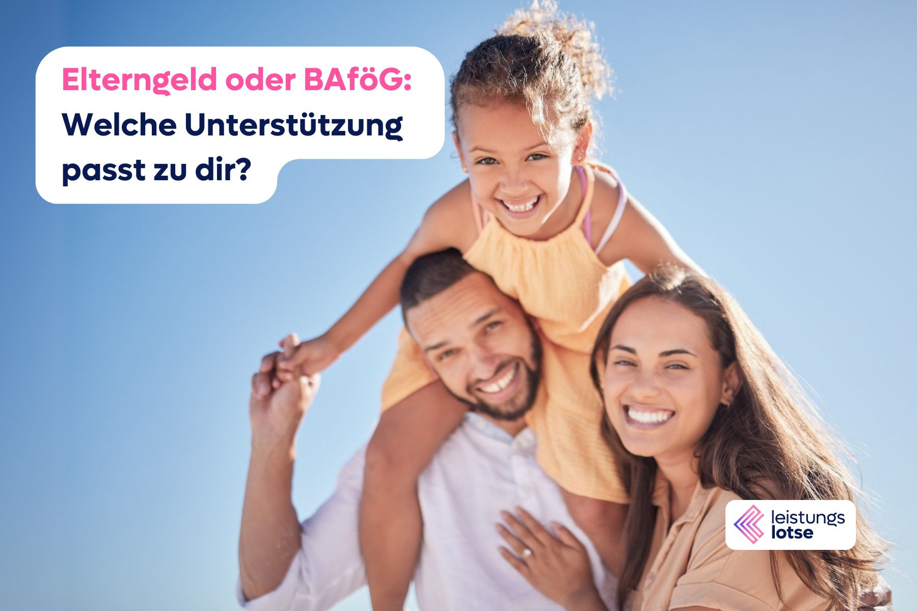 Vater, Mutter und Kind blicken erfreut in die Kamera