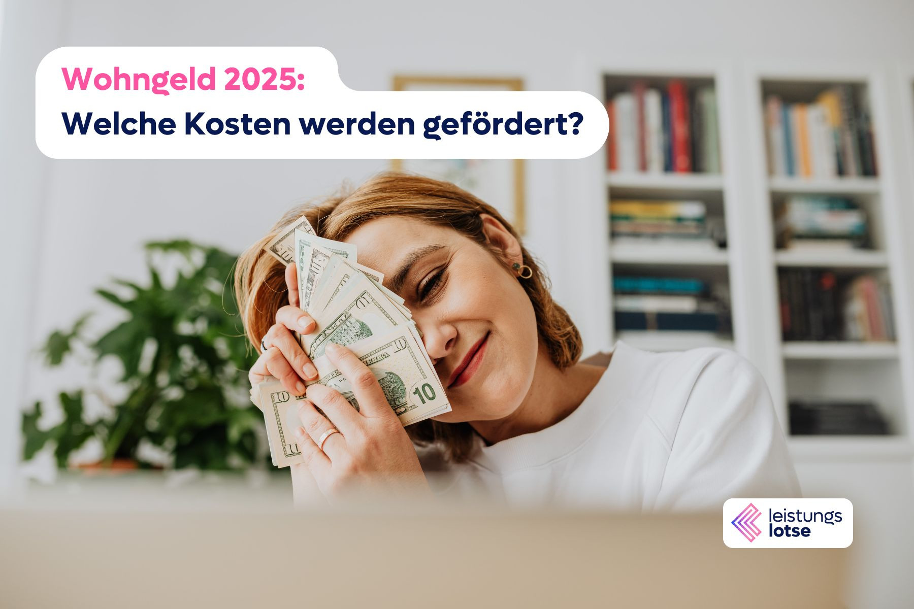 Junge Frau sitzt vor ihrem Laptop, hat mehrere zehn Dollar-Scheine in den Händen und verdeckt damit grinsend die Hälfte ihres Gesichts