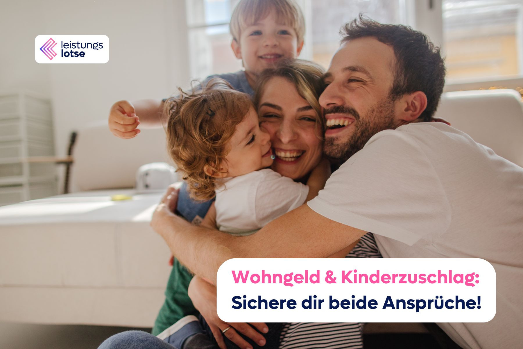 Vater, Mutter und zwei Kinder umarmen sich voller Freude in ihrem Heim