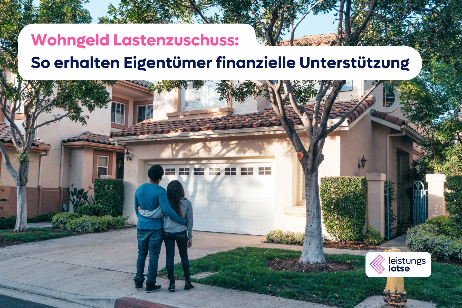 Mann und Frau, mit dem Rücken zugewandt, stehen Arm in Arm und schauen auf ein großes geräumiges Haus mit Garage