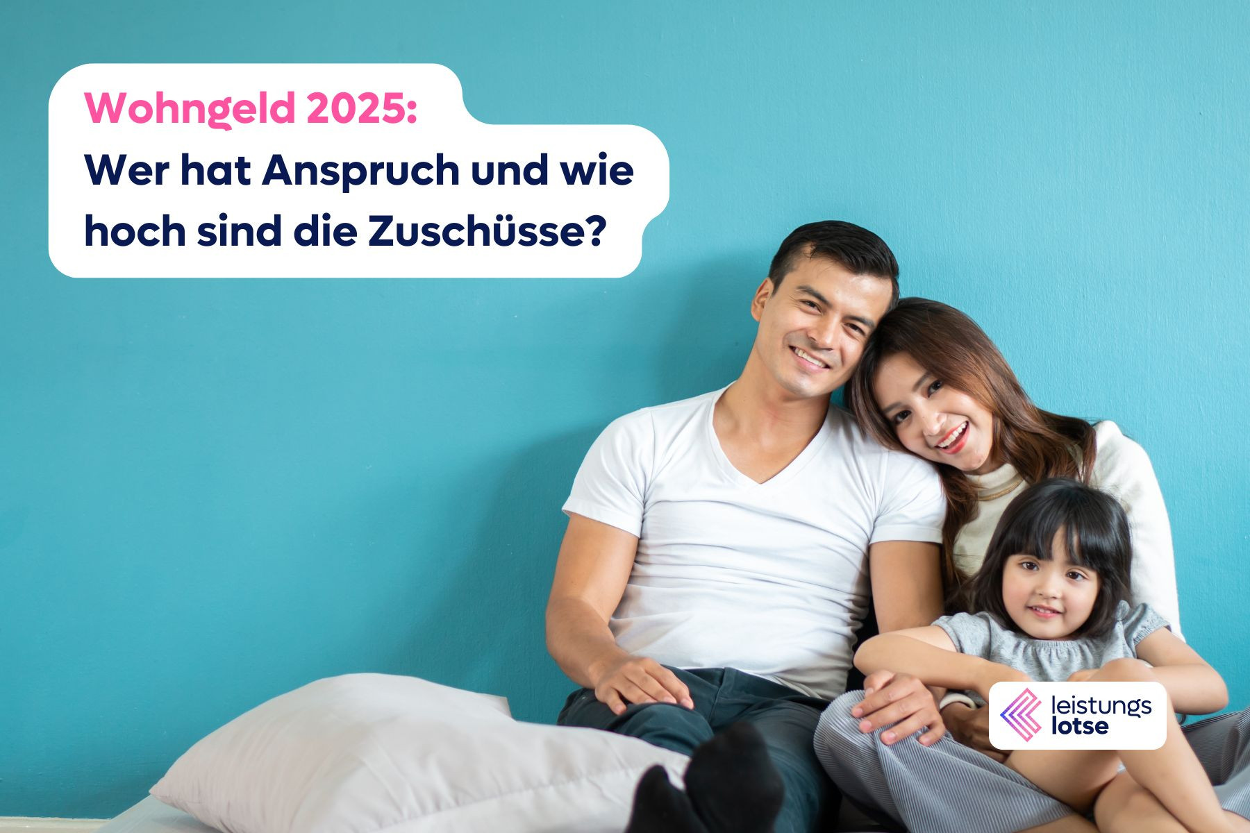 Vater, Mutter und Kind blicken glücklich und eng umschlungen in die Kamera