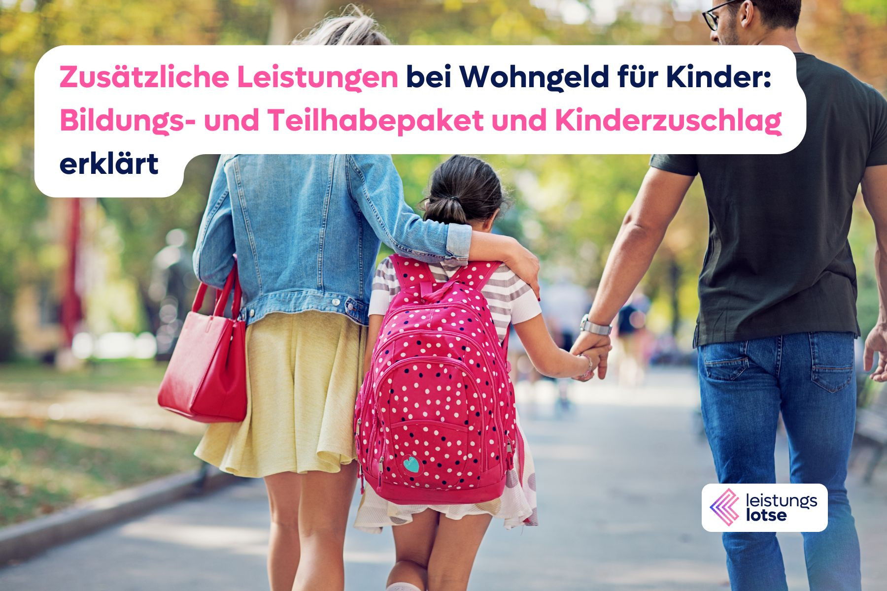 Eine Familie mit einem Schulkind geht Hand in Hand durch einen Park. Das Kind trägt einen roten Schulranzen mit weißen Punkten.